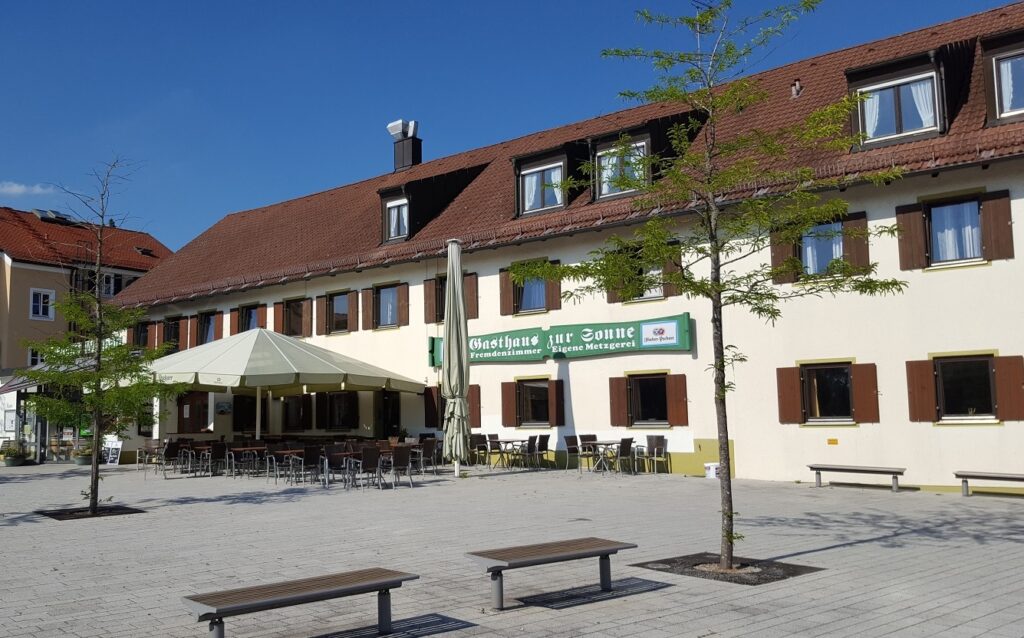 Marktplatz Odelzhausen mit Gasthaus zur Sonne und Metzgerei Willibald